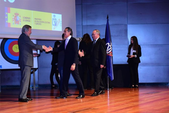 Sergio Scariolo saluda al ministro Méndez de Vigo