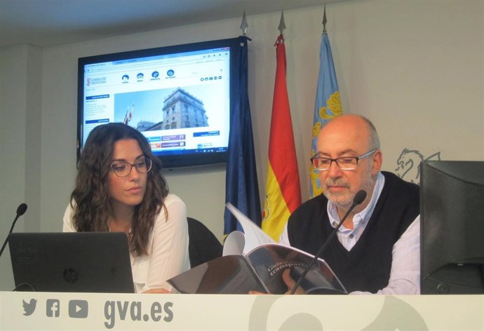 Alcaraz junto a la directora general de Transparencia en la rueda de prensa