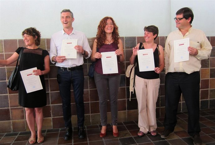 Cinco de los seis diputados electos de Podemos tras recoger credencial.