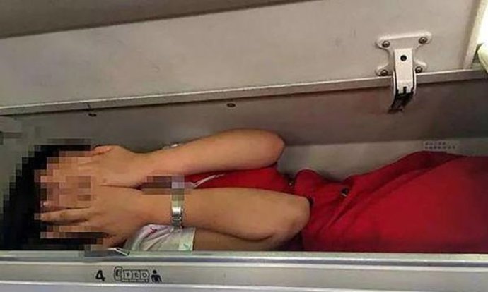 Novatada a una azafata de Kunming Airlines