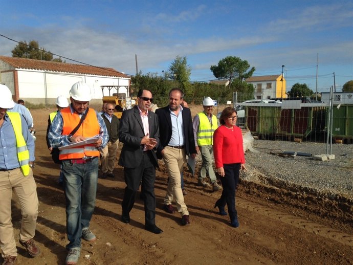 Algar (centro) y Sánchez (dcha.) en la visita a las obras