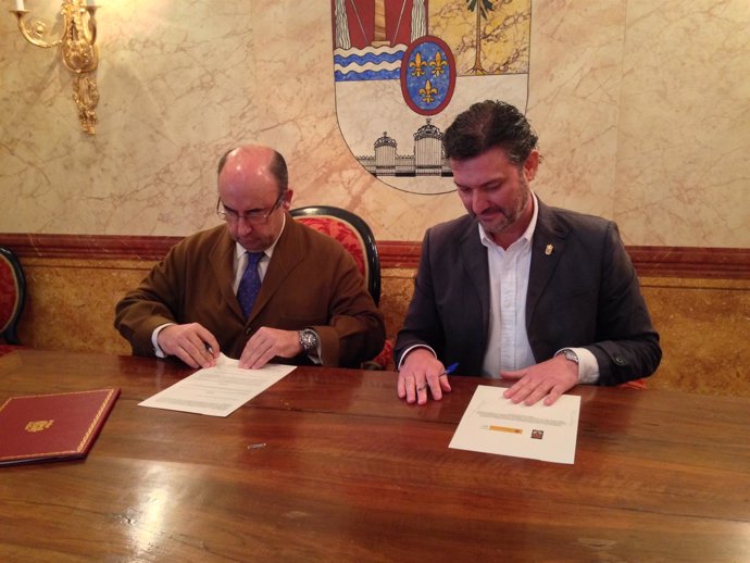 Rada (i) y Vázquez firman el convenio