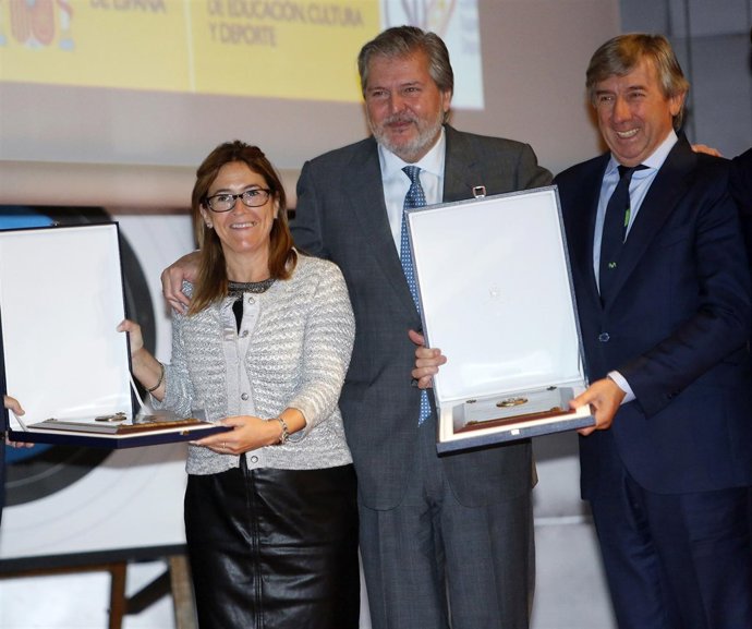 La presidenta de la Diputación, Mayte Martín, recoge la Real Orden del Mérito