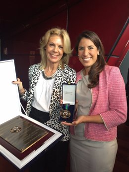 La delegada de Cetursa y Ruiz posan con sendas medallas.