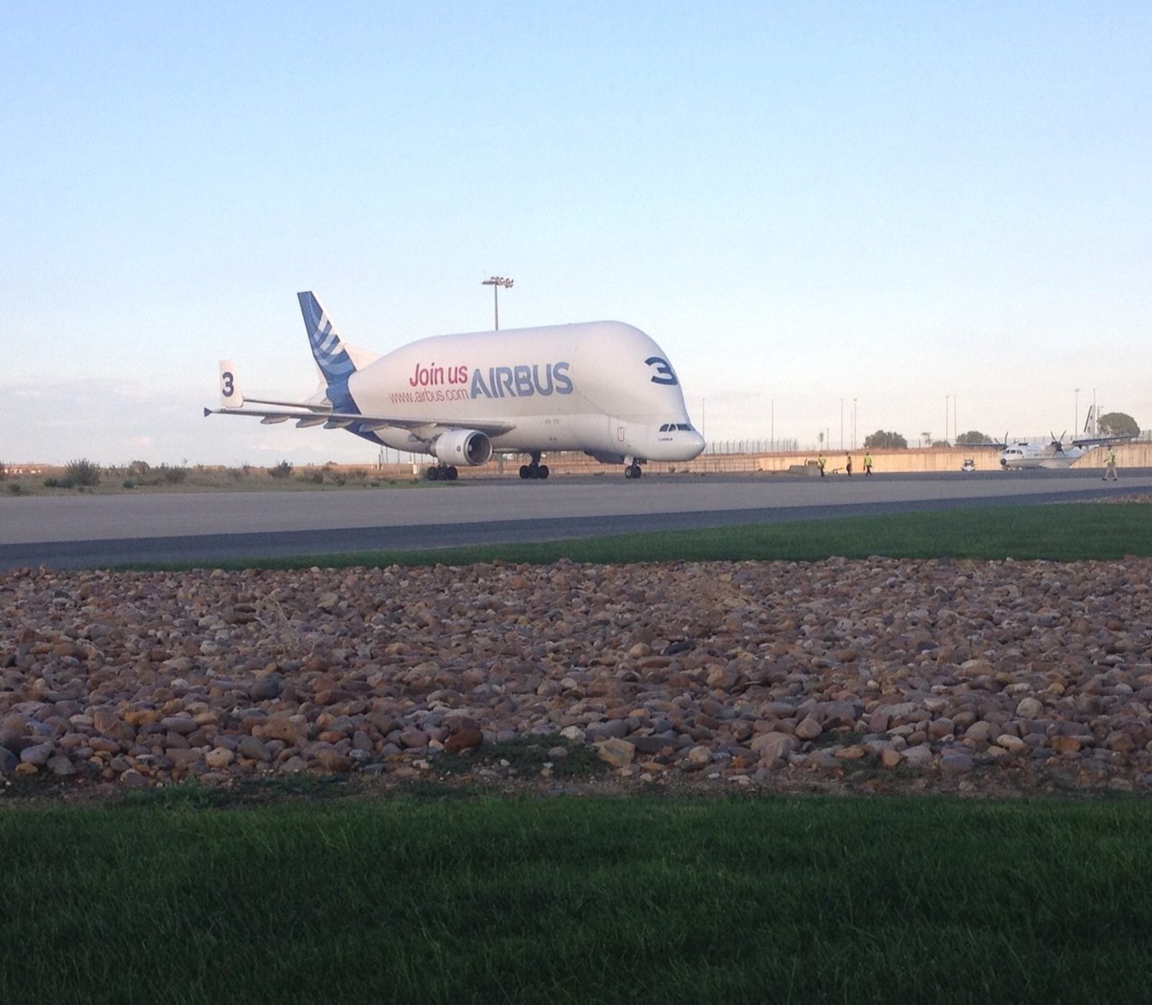 Llegada de alas del A400 que Airbus entregará a España en 2016.