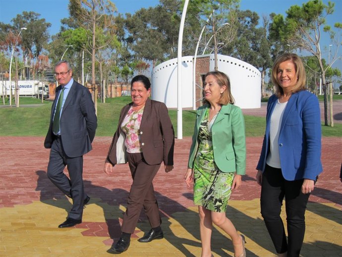 Ana Pastor y Fátima Báñez visitan las obras del Paseo de la Ría. 