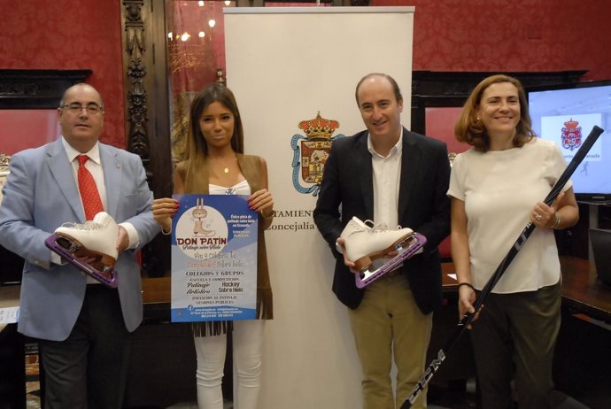 El concejal junto a los empresarios presentando la nueva temporada.