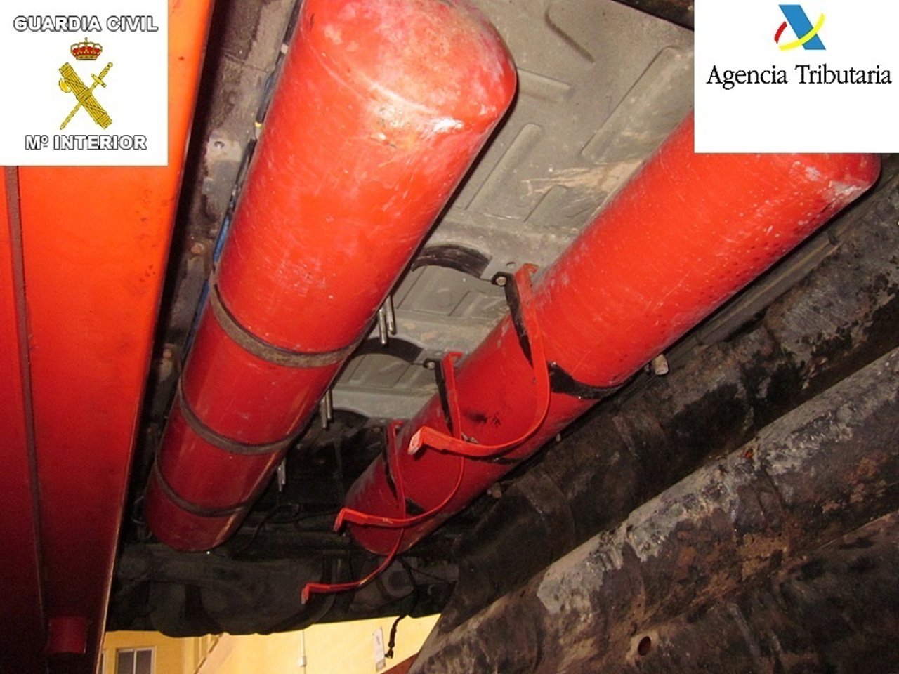 Bombonas de gas en los bajos de un coche con droga en su interior