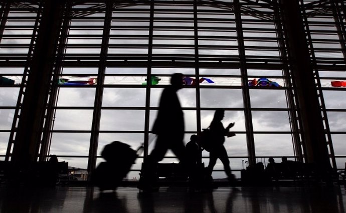 Pasajero en aeropuerto de Estados Unidos 