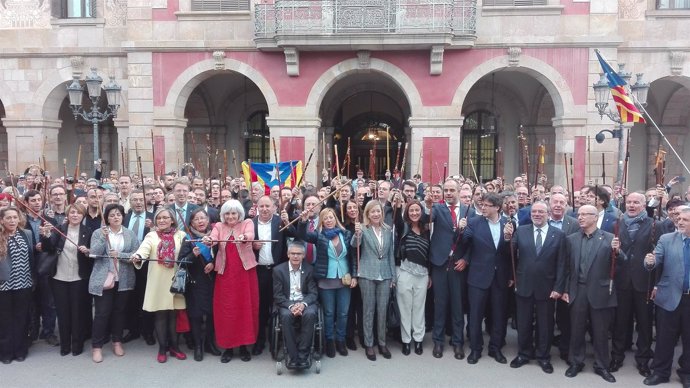 Cientos de alcaldes se dirigen al TSJC para apoyar a Mas antes de que declare