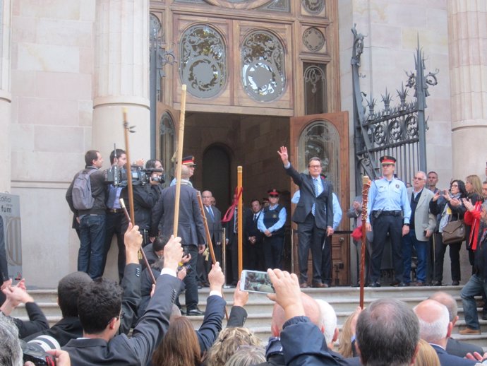 Artur Mas saluda a los concentrados antes de entrar a declarar al TSJC