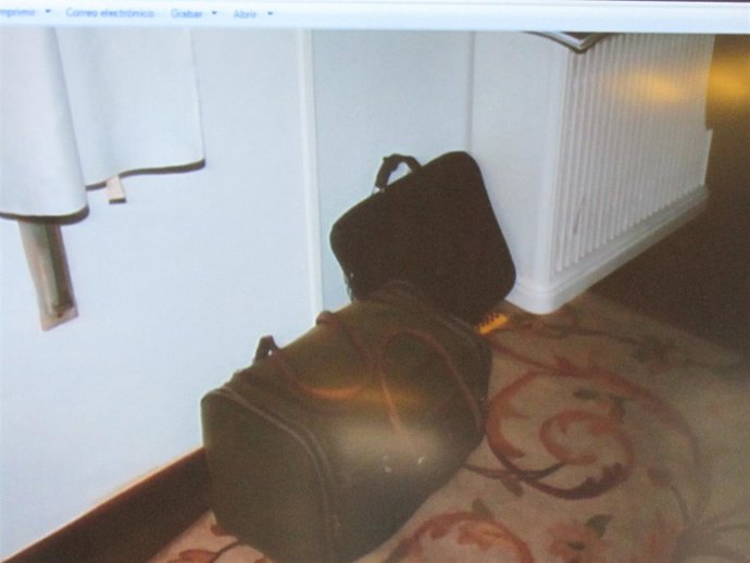 Fotografía del portátil de Alfonso Basterra, en su piso, junto a una bolsa