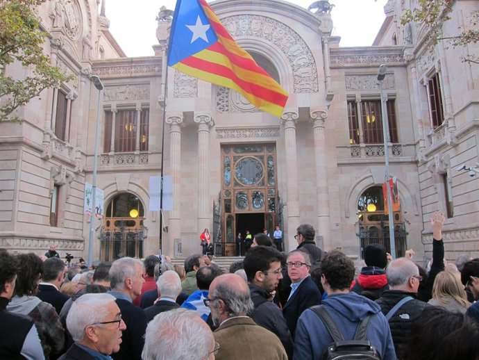 Concentración ante el TSJC por la declaración de Artur Mas