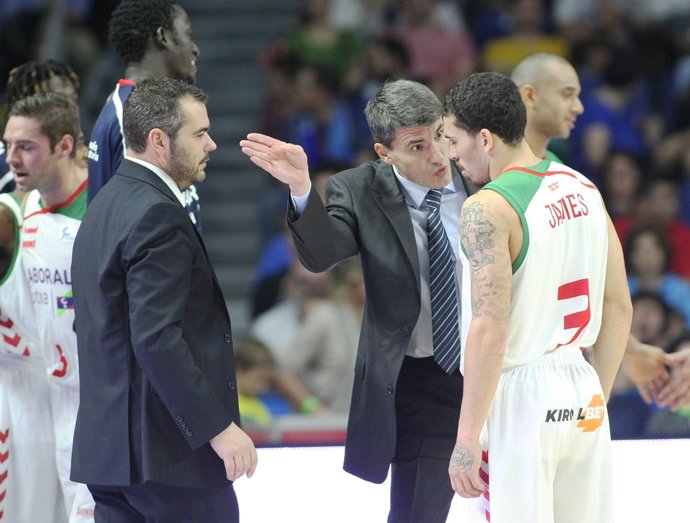 Velimir Perasovic habla con Mike James (Laboral Kutxa Baskonia)