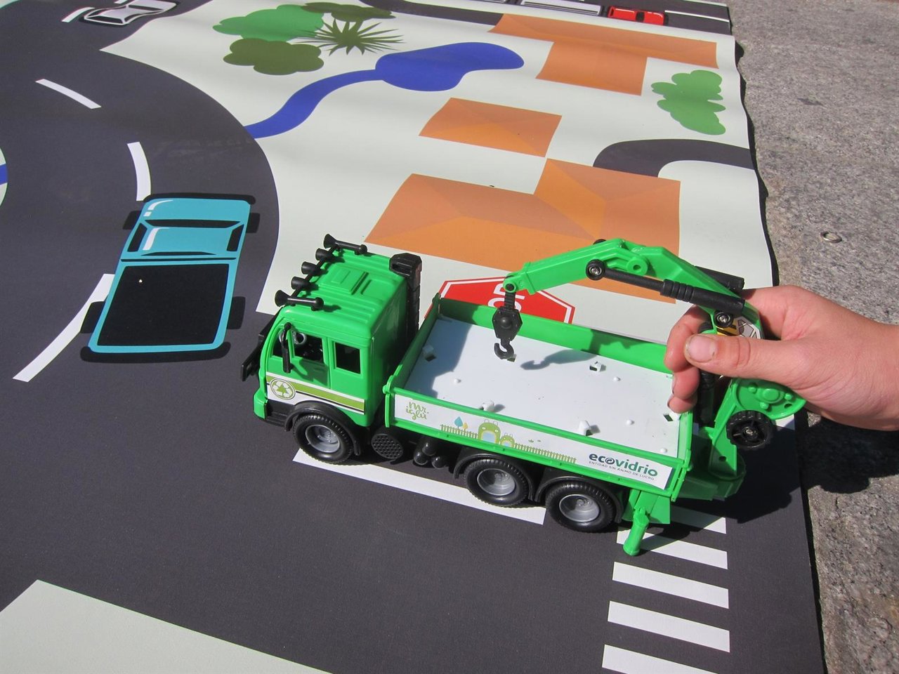  Un Niño Juega Con Un Camión De Reciclaje En La Carpa De Ecovidrio En Salamanca.