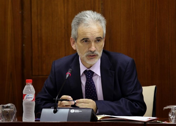 El consejero de Salud durante su comparecencia en comisión