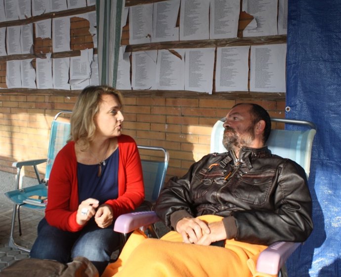 IU apoya al padre acampado ante Educación.