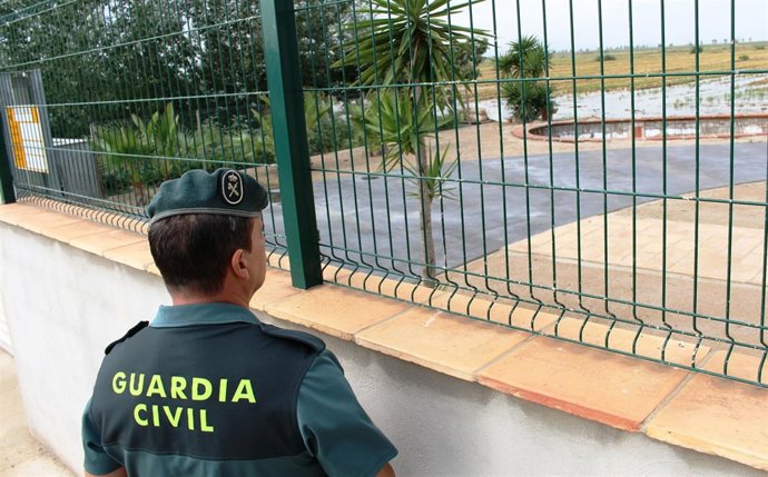 Inspección de una vivienda construida ilegalmente en el Delta de l'Ebre