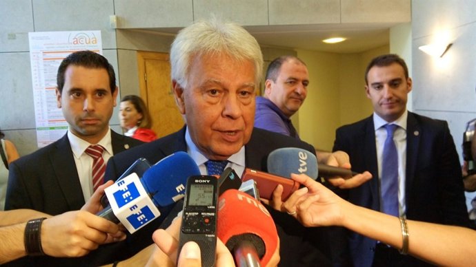 Felipe González en atención a los medios en Alicante