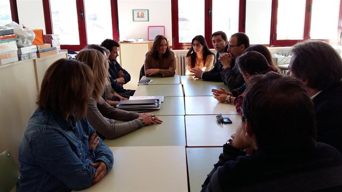 Mayte Pérez se ha reunido en Utrillas con directores de Primaria.