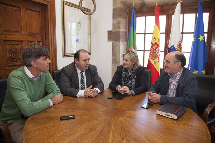 La alcaldesa con representantes de Alsa