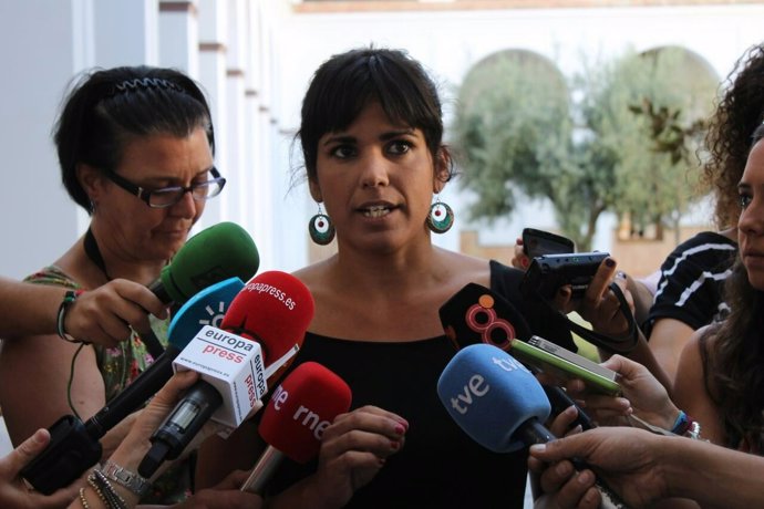 Teresa Rodríguez de Podemos en atención a los medios