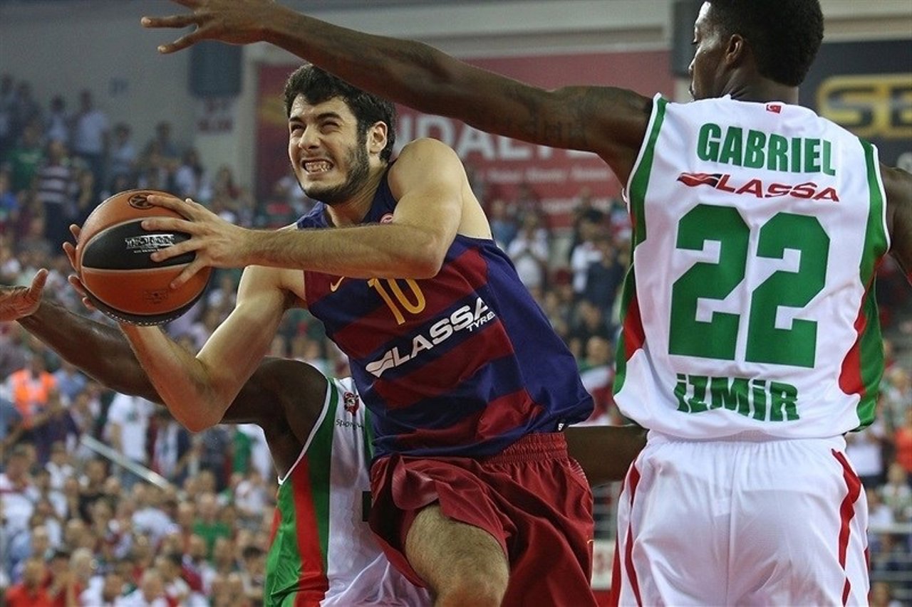 Álex Abrines entra a canasta ante Gabriel, del Karsiyaka