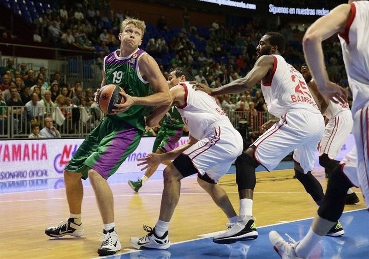 Kuzminskas pelea ante el Brose Baskets