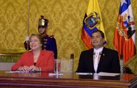 Correa desea que Chile y Bolivia resuelvan su conflicto tras reunirse con Bachelet