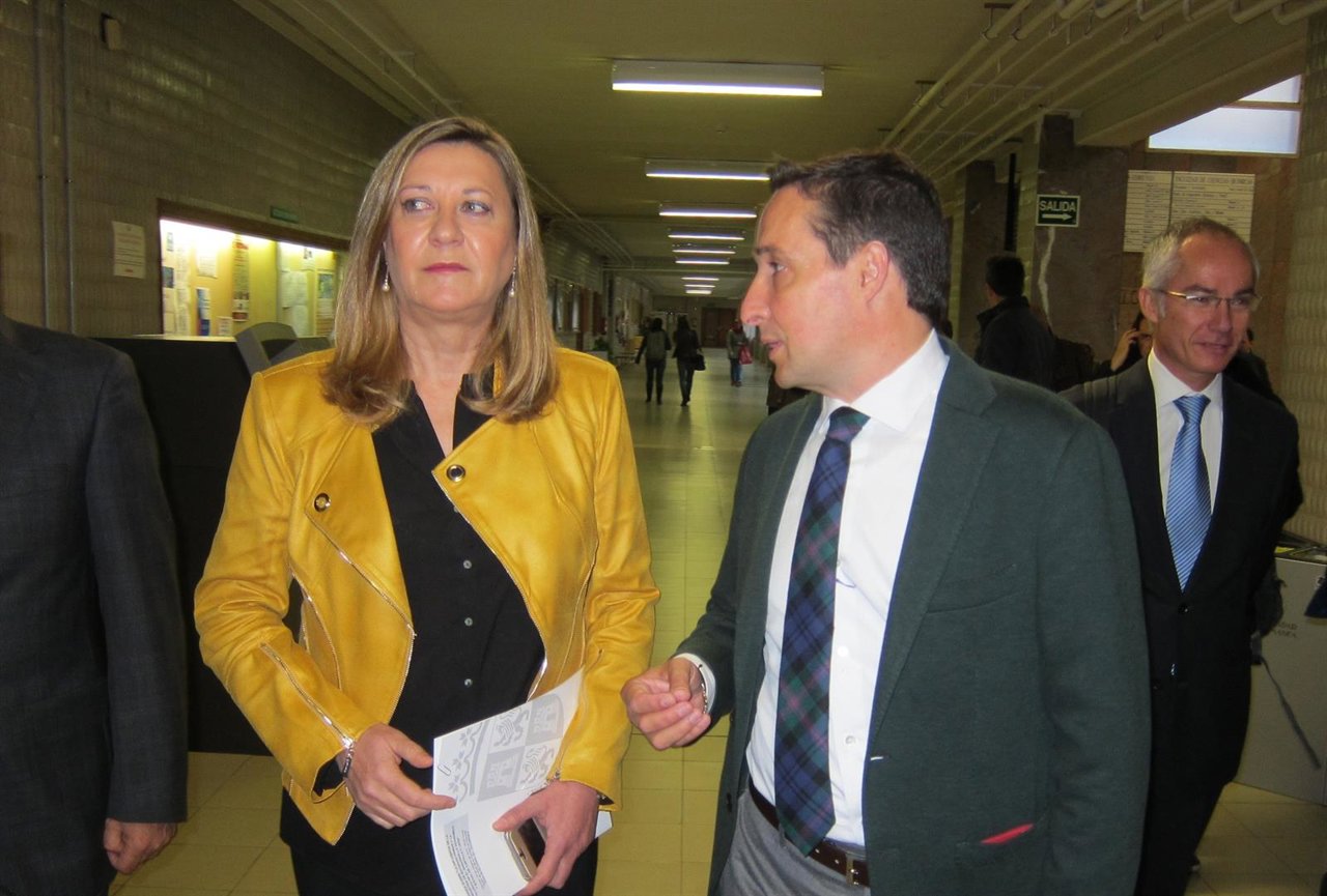 Del Olmo habla con el vicerrector de la USAL Juan Manuel Corchado 