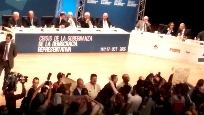 Estudiantes irrumpen en un acto en la UA 