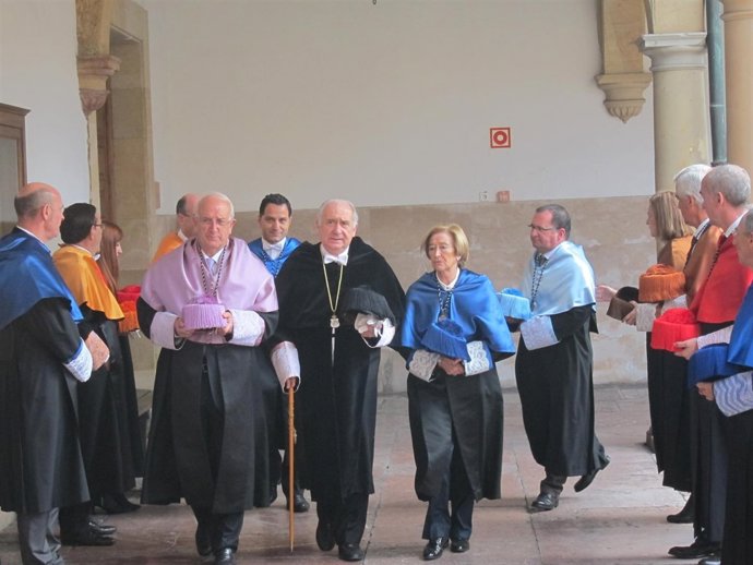 El doctor honoris causa Juan Luis Vázquez, y Vicente Gotor, rector de la Univers