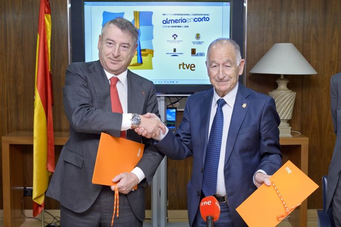 Sánchez y Amat estrechan la mano tras rubricar acuerdo para 'Almería en Corto'