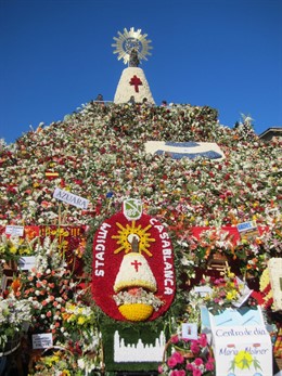 Ofrenda de flores de la Virgen del Pilar con manto blanco