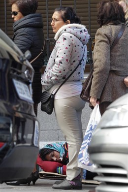 Pobreza, pobre, indigente, mendigo, sin techo, persona pidiendo en la calle