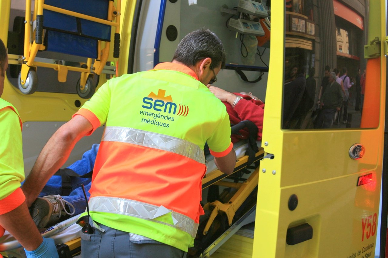 Sanitario Del SEM Actuando, Emergencias, Catalunya