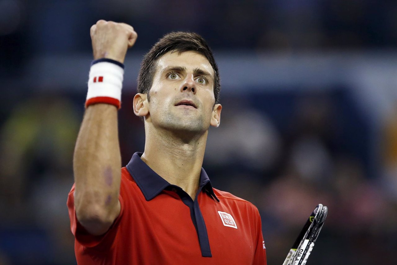 Novak Djokovic gana en Shanghai