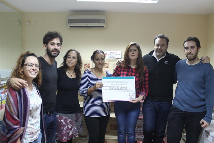 Donación de Participa Sevilla a asociación del Polígono Norte