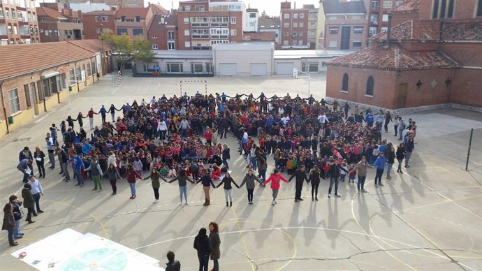 Alumnos de Nuestra Señora del Carmen, durante el acto simbólico. 