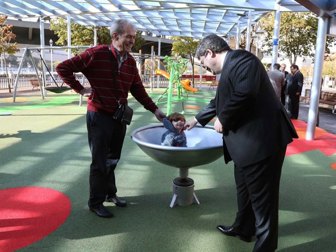 Aburto Botizararreko jolasgune berrituan