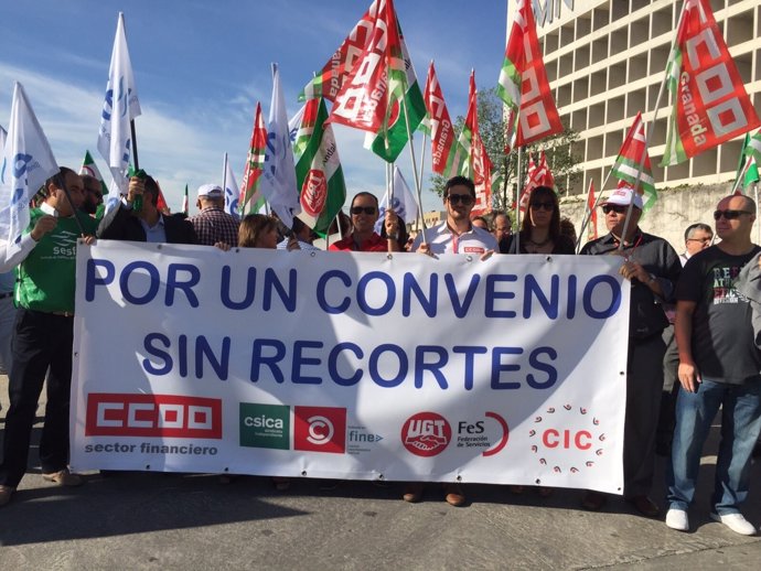 Concentración de trabajadores de banca para pedir la negociación del convenio