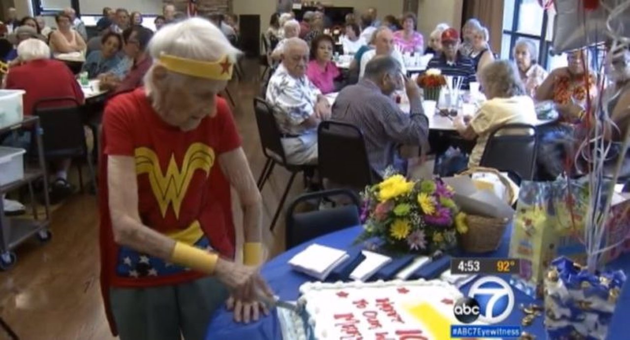 Wonder Woman celebra sus 103 años trabajando como voluntaria de un centro