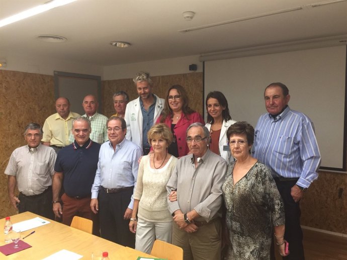 Luna con los voluntarios y progesionales sanitarios