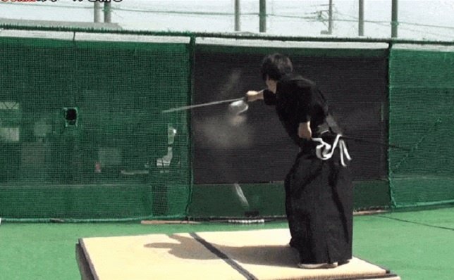 Samurai parte en dos una pelota de béisbol a 160 km/h 