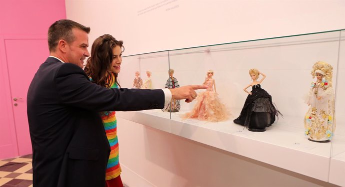 Diputado provincial de Cultura Víctor González en La Térmica exposición Barbie