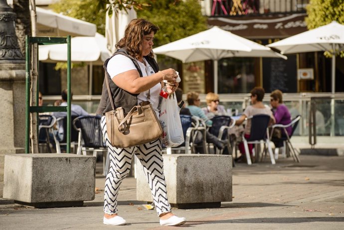 Mujer con obesidad paseando por la calle