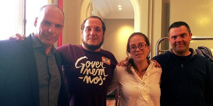 Yanis Varoufakis con diputados de la CUP