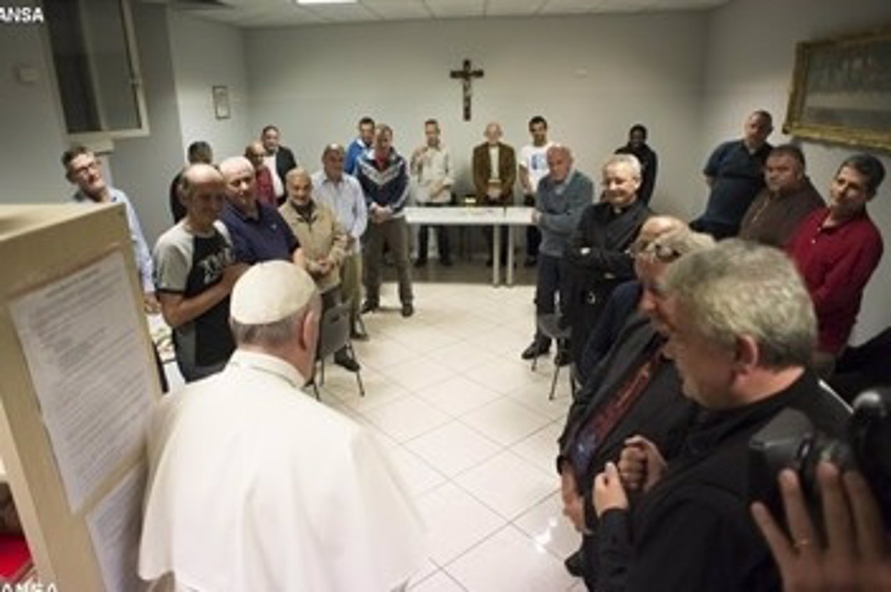 El Papa visita el albergue de indigentes del Vaticano