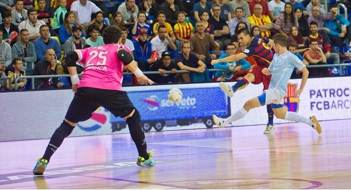 El FC Barcelona Lassa remonta al Santiago Futsal para seguir invicto