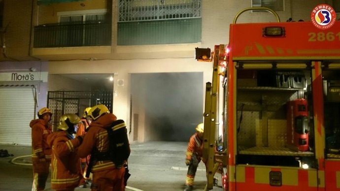 Los bomberos actúan en el incendio de un garaje en Buñol
